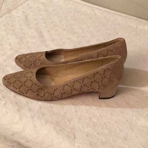 VANELI light brown suede with interlaced golden tone chain and low heels # 7 N - Picture 5 of 9